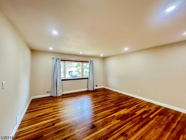 Building Photo - 28 Urma Pl