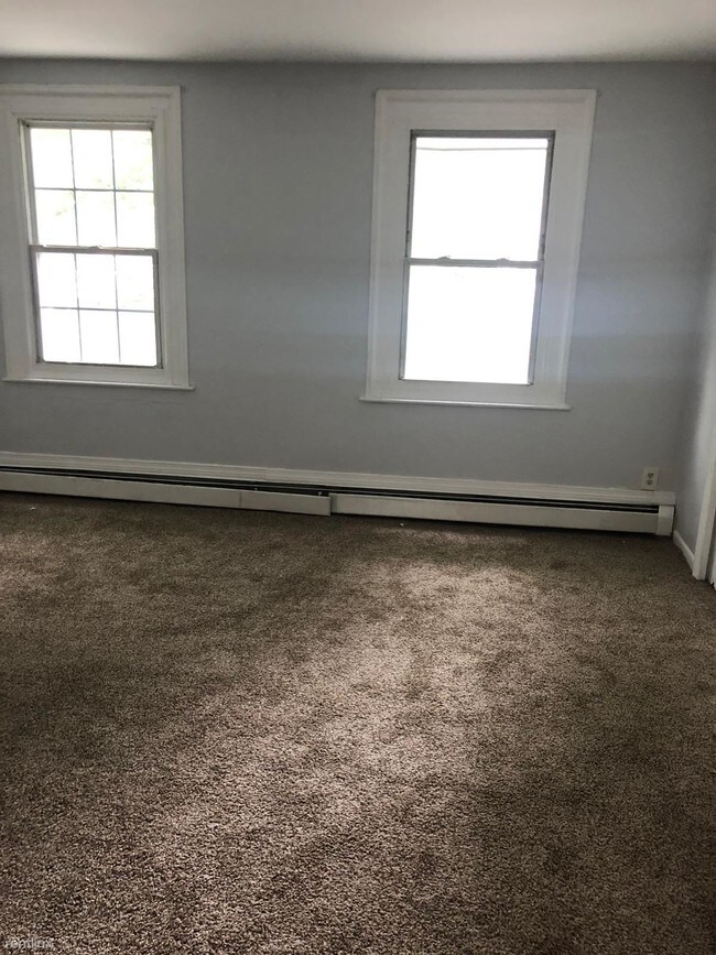 Foto del edificio - 4 br, 1 bath  - 369 Shelton Ave Fl 2