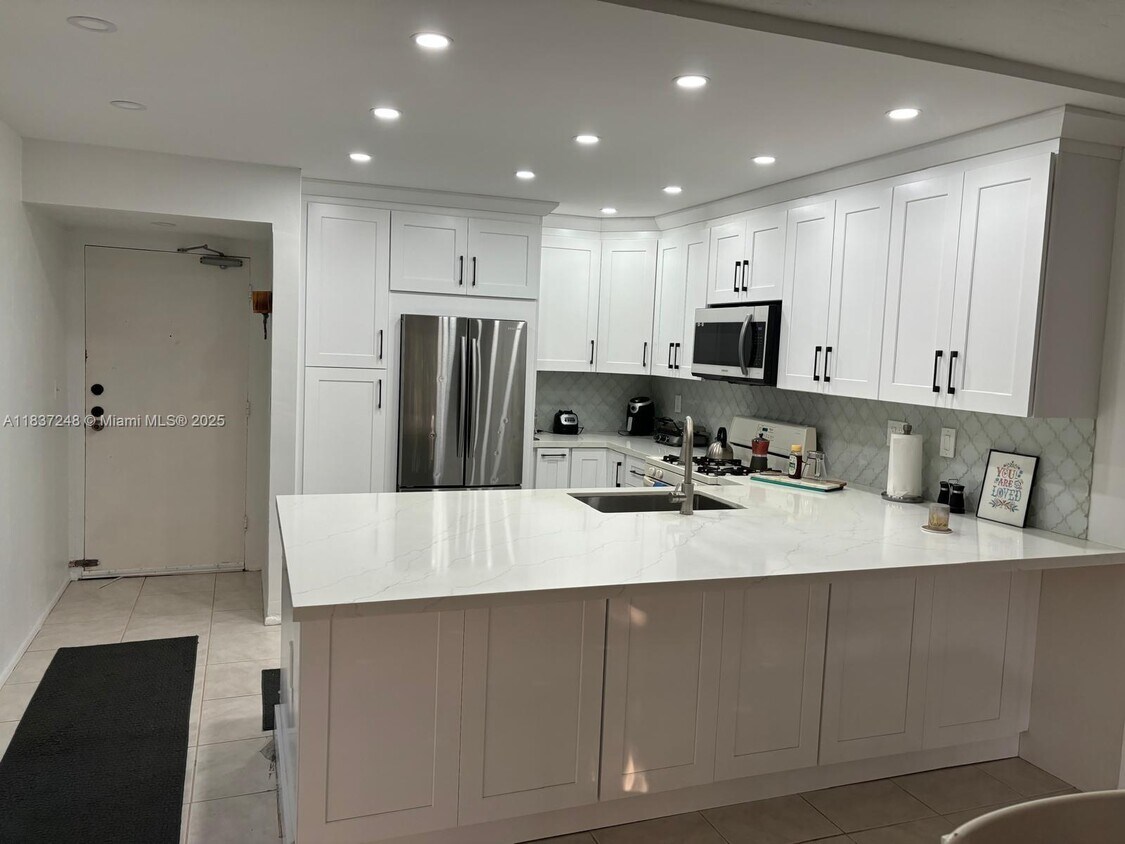 Foto principal - 6884 N Kendall Dr
