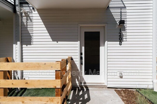 Building Photo - 1208 S Reed St