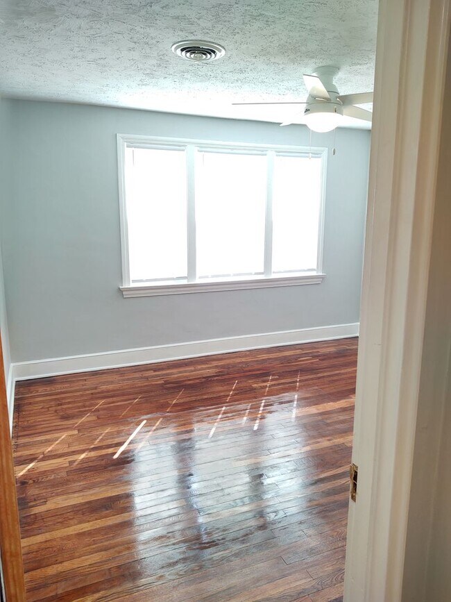 Building Photo - 2 Bedroom 1 Bathroom Duplex! Coming Soon!