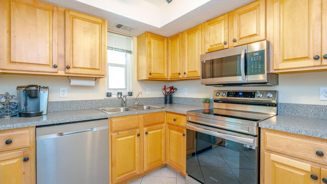 Building Photo - 1563 SE Royal Green Cir