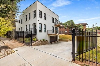 Building Photo - 564 Parkway Dr NE