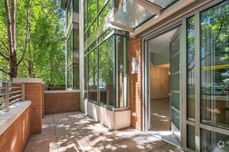 Building Photo - 910 Lenora St