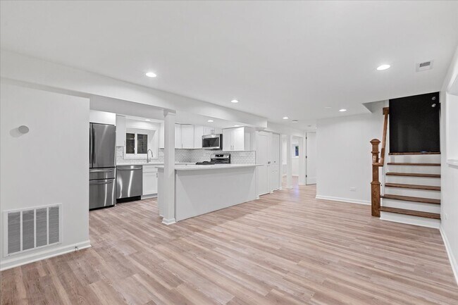 Building Photo - 2221 W Winnemac Ave