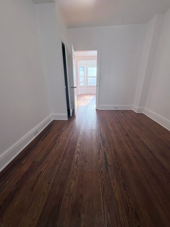 Building Photo - 3 Bedrooms on the Avenues York City