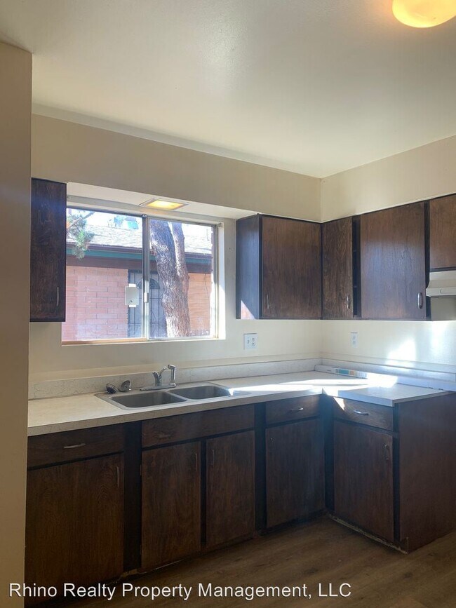 Building Photo - 533 Palomas Dr SE
