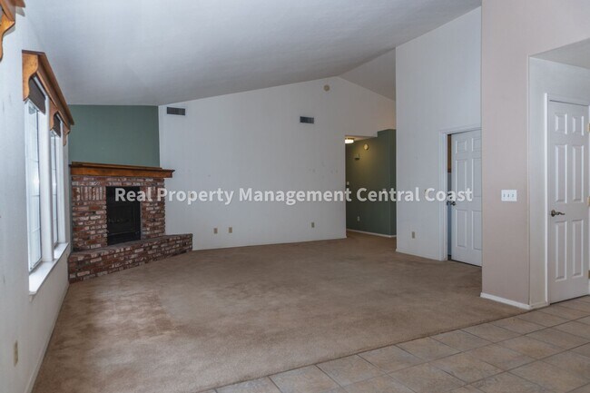 Building Photo - AVAILABLE NOW - 3 Bedroom / 2 Bath Templet...