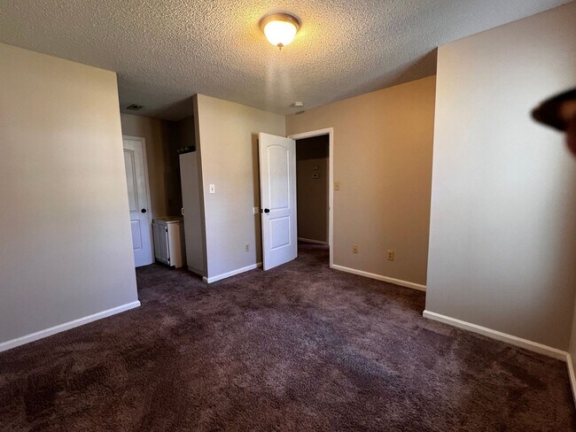 Foto del edificio - Charming 2 bedroom 2 bath home located in Jacksonville. This home is close to the area bases, sho...