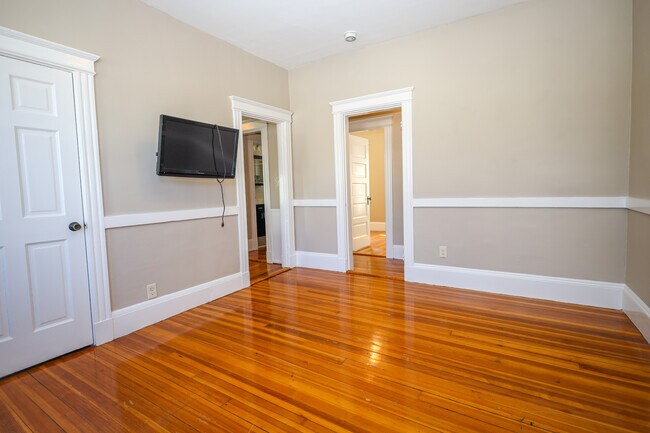 Building Photo - 422 Trapelo Rd