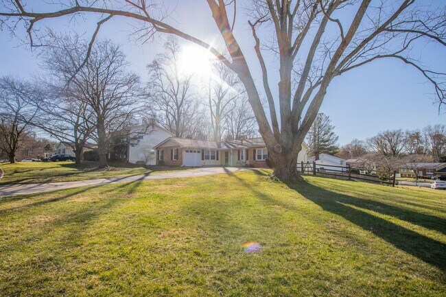 Building Photo - Lovely 3 BR/2.5 BA Single-Family Home in G...