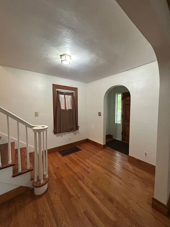 Building Photo - 4 Bedroom House On Campus (Available For 3...