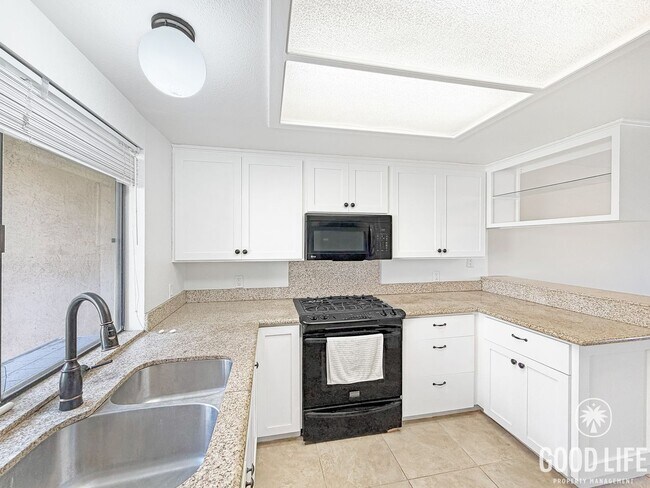 Foto del edificio - Inviting 2BD/2.5BA Townhouse in Pacific Beach with 2-Car Garage, In-Unit Laundry & Bay Proximity