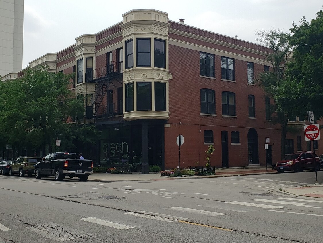 Primary Photo - 207 W Saint Paul Ave