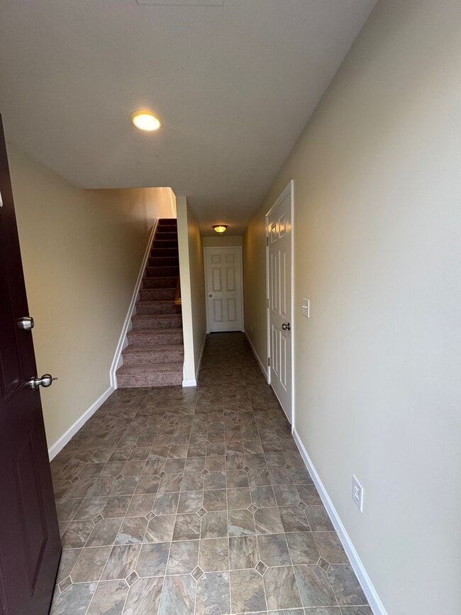 Building Photo - Taylor Spring Townhouse With Garage and Basement