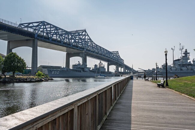 Battleship Cove: recorra barcos navales históricos y disfrute de las vistas del río a unos 12 minutos de distancia. - Slade Farm Residences