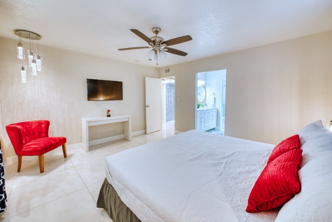 Building Photo - 2659 E Vegas Valley Dr
