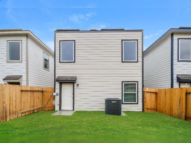Building Photo - 15224 Estrella Rd E