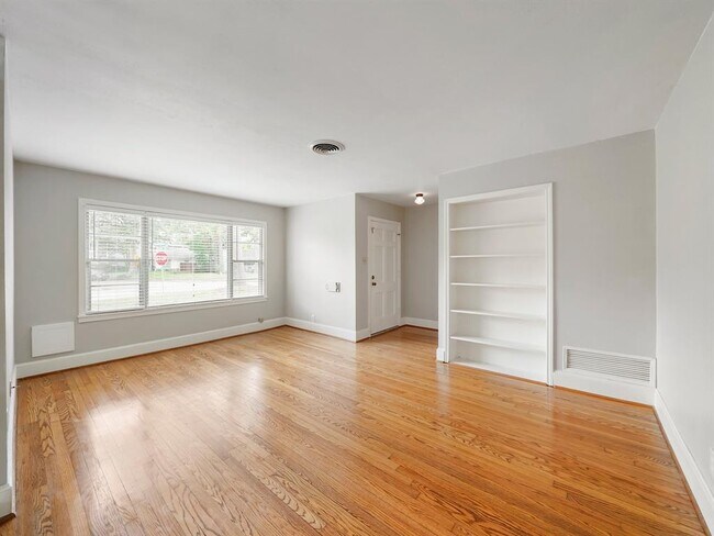 Building Photo - 1002 Waltway Dr