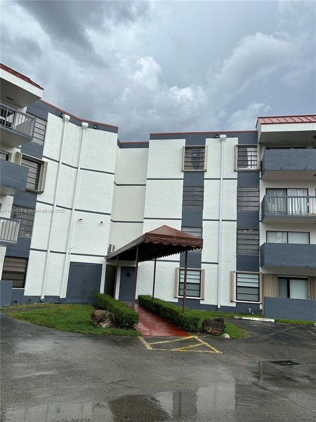 Building Photo - 5900 SW 127th Ave