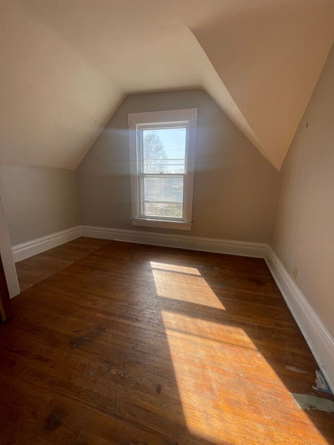 Building Photo - 3bd 1.5 ba single family home