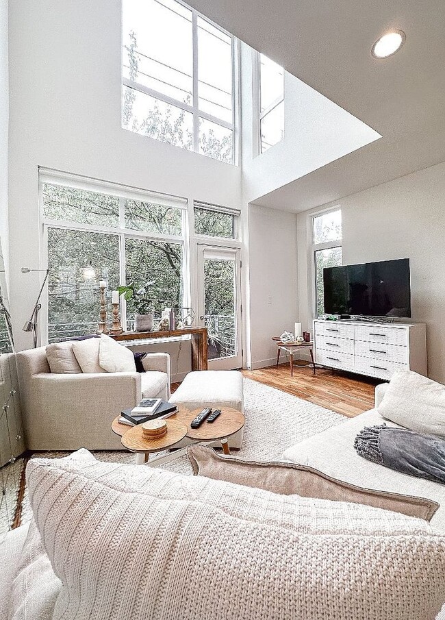 Building Photo - Fully furnished Lakeside Townhome with Roo...