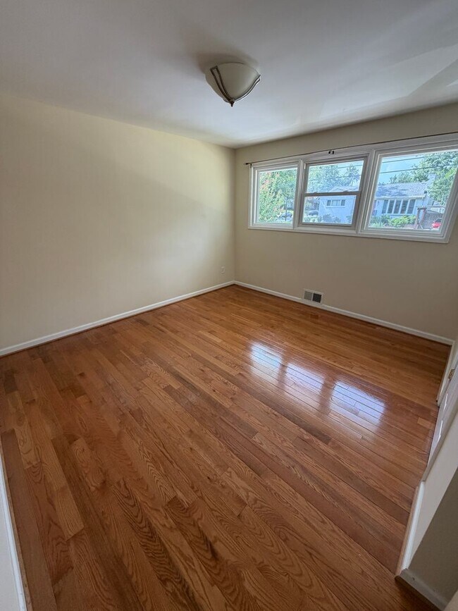 Foto del edificio - "COMING SOON" Spacious 5 bed + 2FB w/ Fenced in yard & Deck