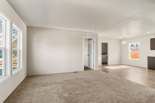 Building Photo - 3 Bed 2 Bath