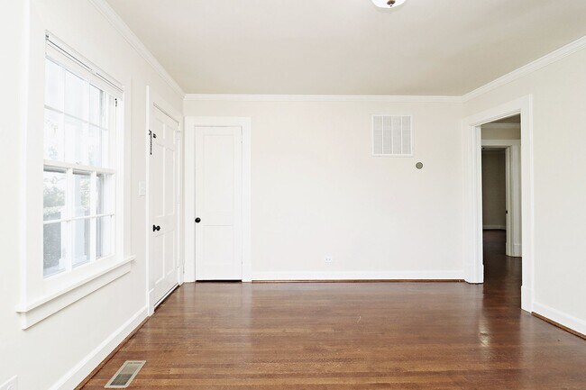 Building Photo - Spacious Belmont Home