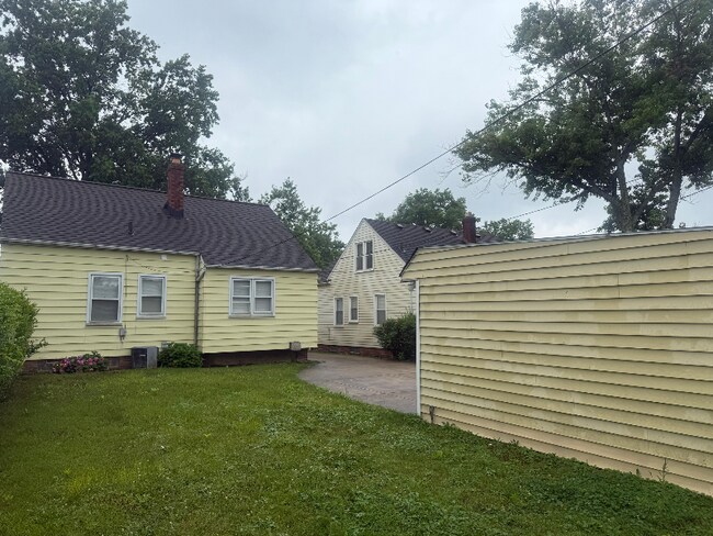 Foto del edificio - 13583 Shady Oak Blvd