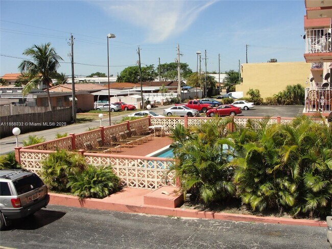 Foto del edificio - 6820 W Flagler St