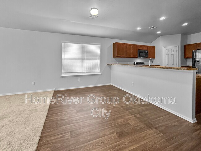 Building Photo - 10201 Hidden Village Dr