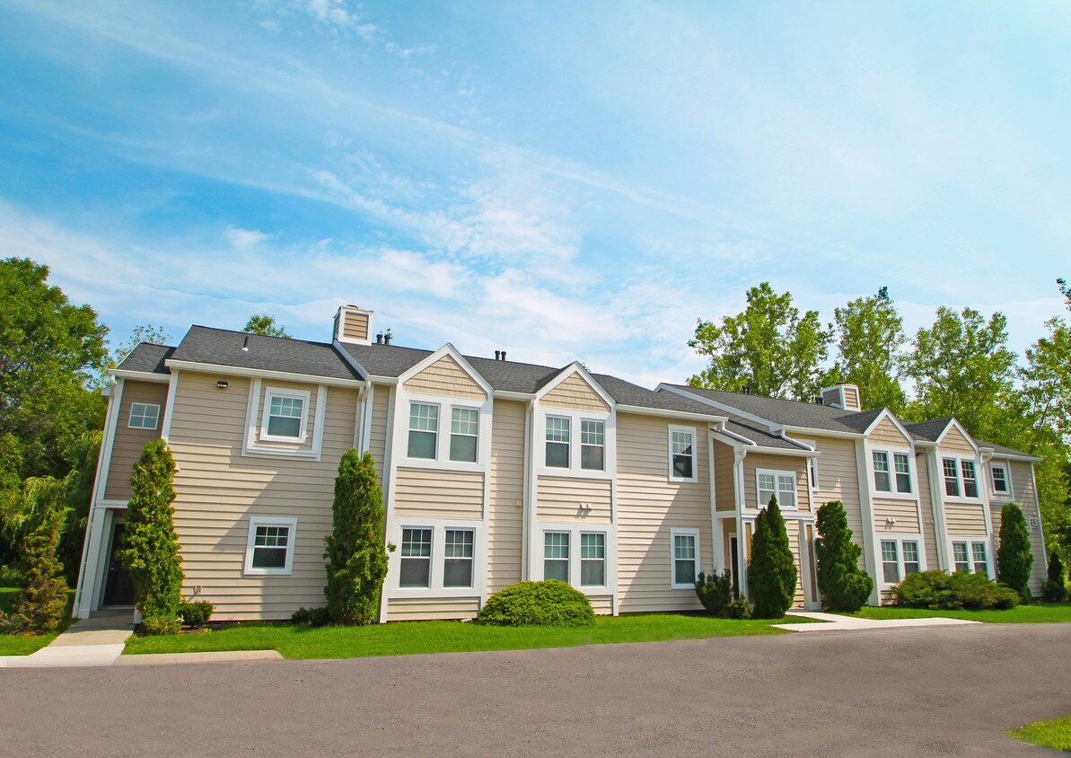 Country Club Manor Rentals in Williamsville at 23 Northwood Dr