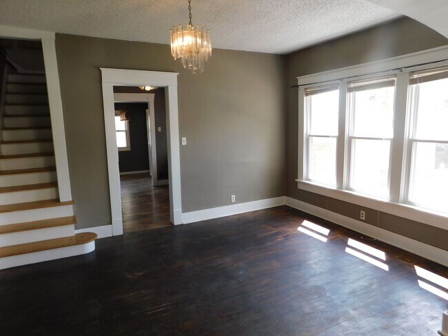 Foto del edificio - Very charming, large 4 bedroom/2 bath in E...