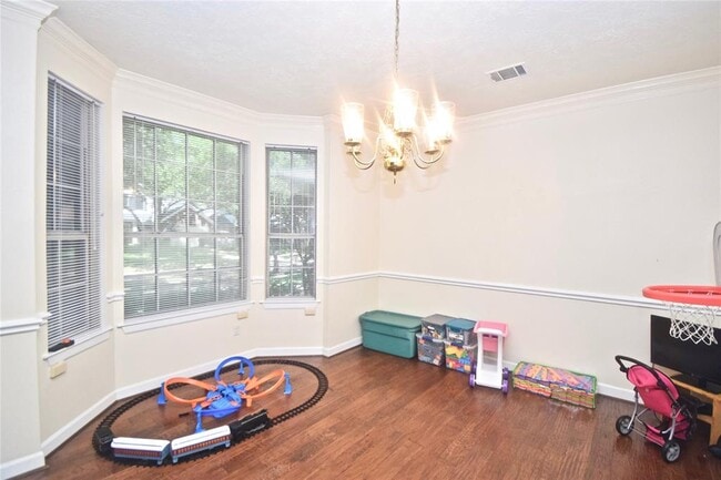 Building Photo - 2447 Edgewood Dr