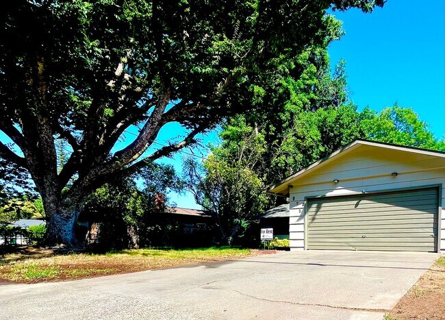 Foto del edificio - 3 Bedroom Home with a Backyard!!