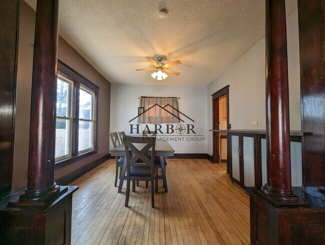 Building Photo - Charming single family home with beautiful...