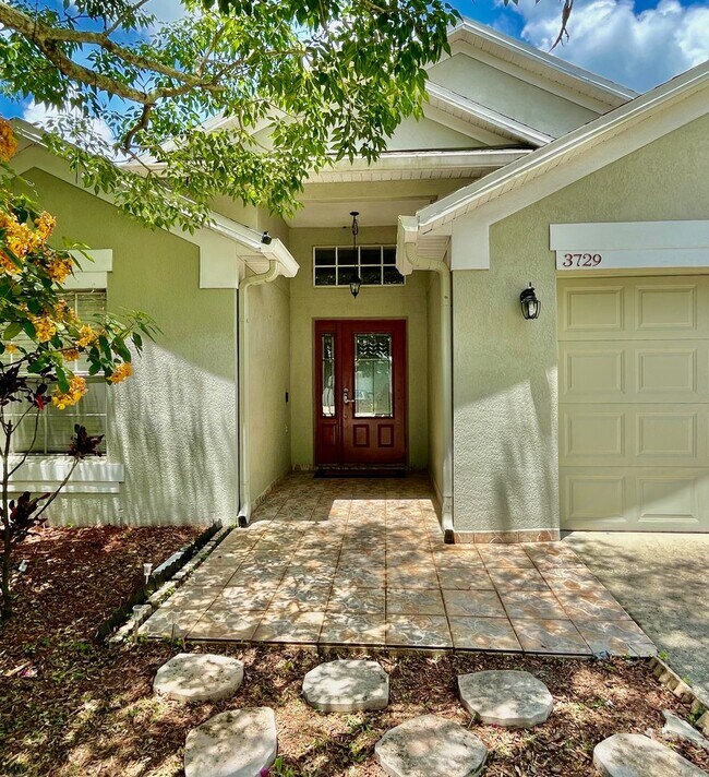Foto del edificio - Modern 4-Bed, 2-Bath Solar-Powered Home Ne...