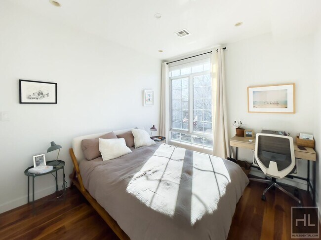 Building Photo - NEWLY RENOVATED | SHORT TERM / FURNISHED