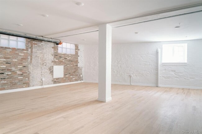 Building Photo - 155 S River St