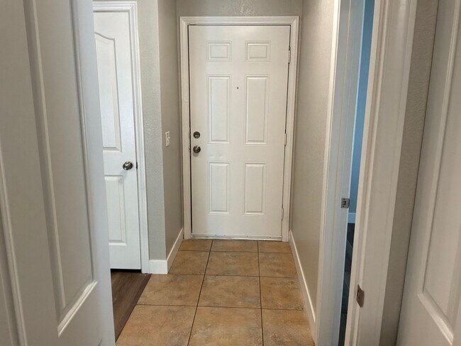 Foto del edificio - Condo 3 bedrooms 2 bathrooms 1 car garage gated subdivision.