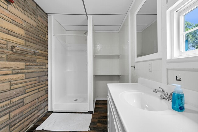 Building Photo - 413 Forest Ave