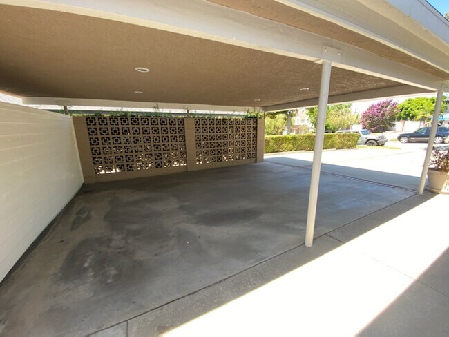 Building Photo - 920 E Grinnell Dr