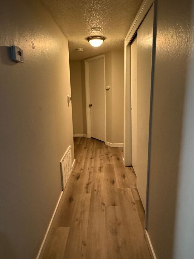 Foto del edificio - 3 bedroom 1 bath duplex