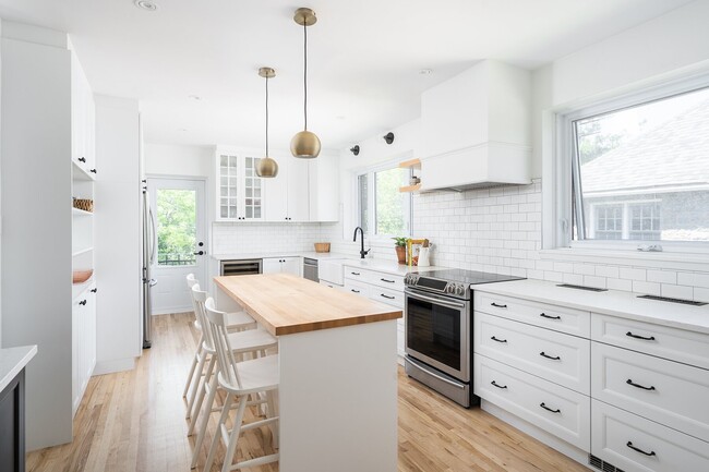 Building Photo - 355 Boul Laird