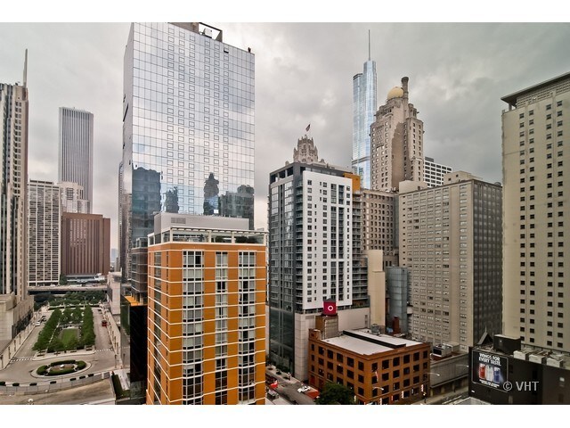 Vista desde la sala de estar - 211 E Ohio St