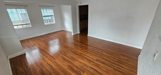 Foto del edificio - 3345 SW 23rd Terrace