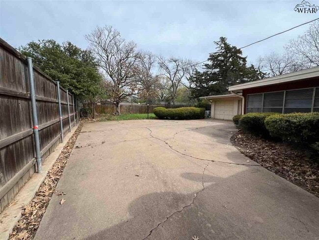 Building Photo - 2406 Hampstead Ln