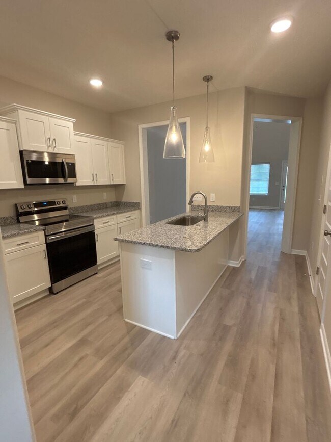 Foto del edificio - MOVE IN SPECIAL! - BRAND NEW 4 Bedroom Townhome in Shelbyville!