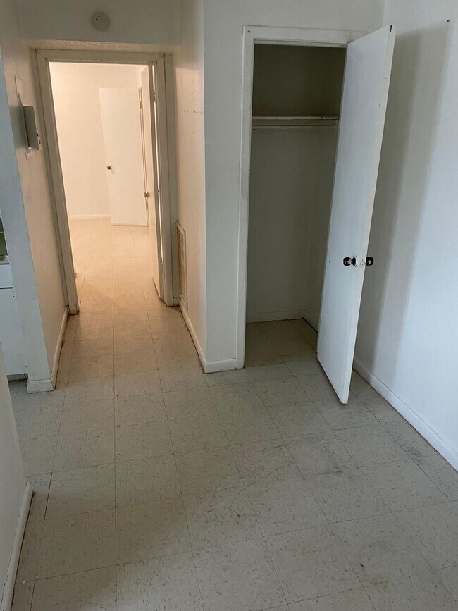 Foto del edificio - 1300 N Walnut Ave